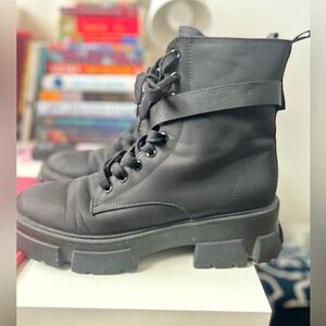 Steve Madden boots with detachable side pouch. Size 9.5 women’s/11.5 mens.